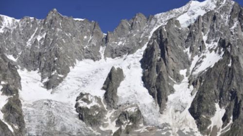 Monte Bianco, rischio crollo del ghiacciaio Planpincieux. Strade chiuse