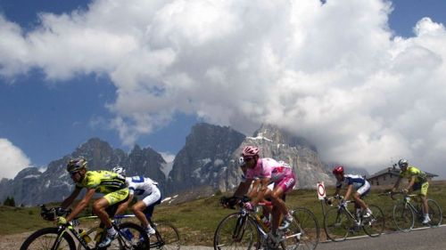 Giro d'Italia: Migliaia di appassionati verso le montagne, Cervinia, Cortina, Pampeago, Aprica e Stelvio