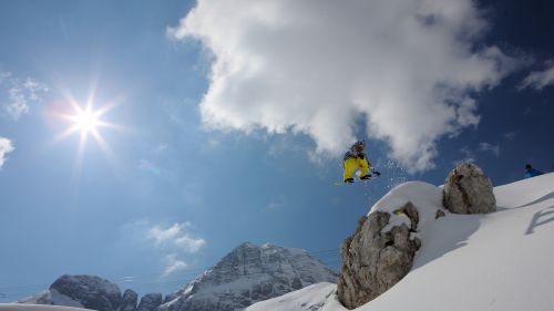 Sella Nevea: Sciare tra Italia e Slovenia con un unico skipass, immersi nelle selvagge e spettacolari Alpi Giulie