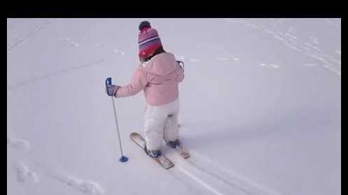 Emmina a Lavarone con gli sci per bimbi impara a sciare