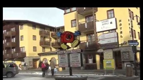 città di Livigno con neve sta nevicando e i suoi mercatini di Natale (riprese di Renato)