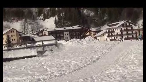 Dolomiti città di Falcade con panorama con neve gennaio 2015 (filmador Renato)