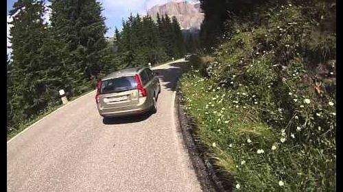 Discesa dal passo Pordoi verso Canazei in mountain bike. Primo pezzo in downhill, poi asfalto.