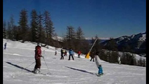 Valentina surfa alla Pradalago a Madonna di Campiglio