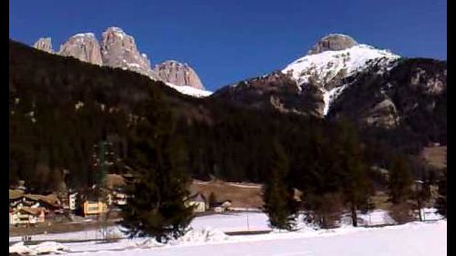 Passeggiata lungo il fiume a Campitello di Fassa con la neve