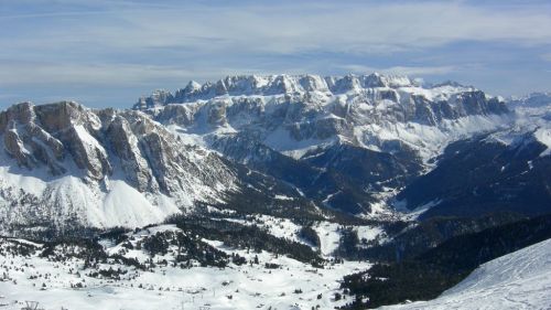 Il 42% degli italiani ama la montagna, ma meno della metà pratica sport invernali