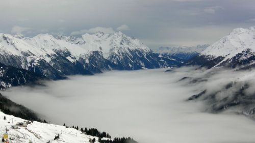 sopra il fiume di nebbia