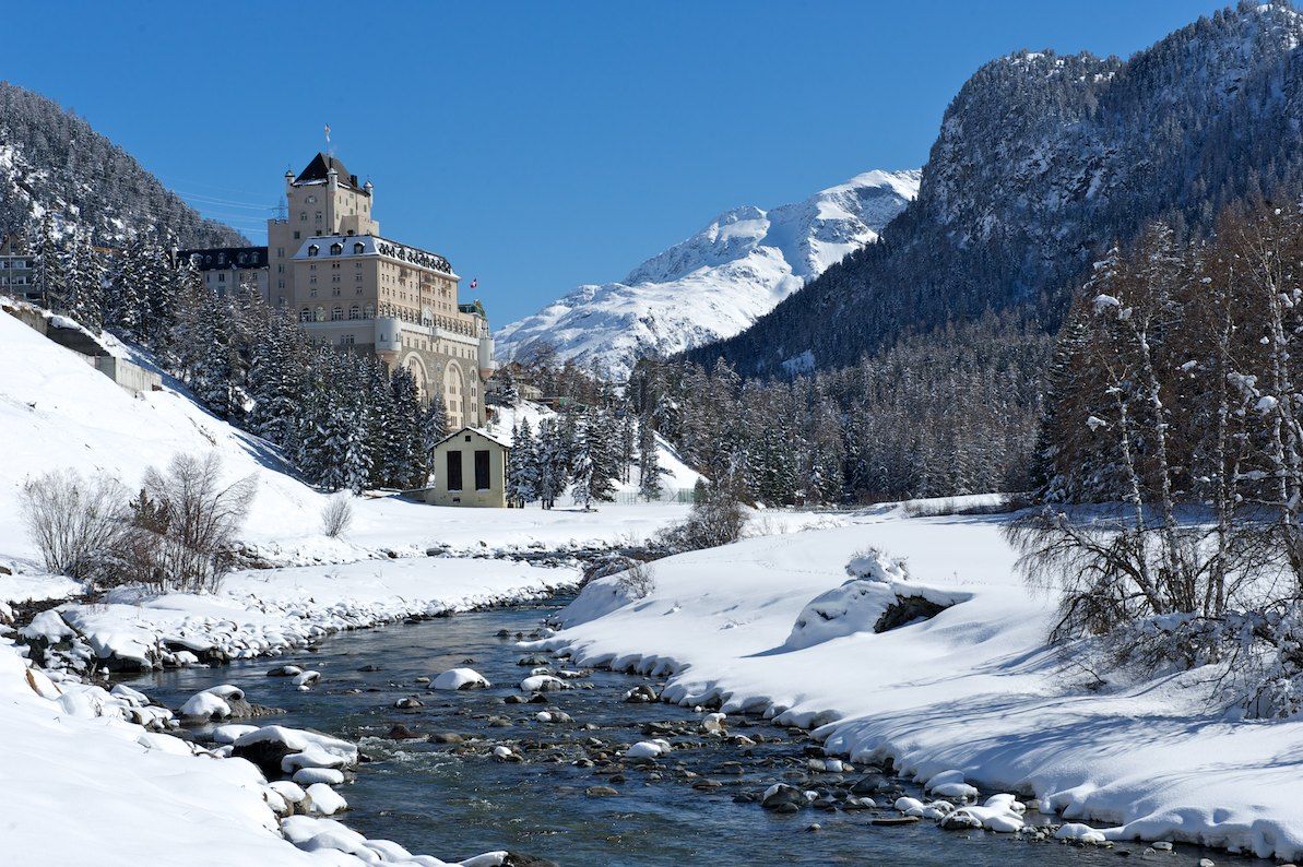 Lo Schloss Hotel Wellness & Family si trova a Pontresina, a soli 5km da St. Mortiz, un pittoresco villaggio che ha saputo conservare lo charme degli antichi borghi engadinesi, con il comfort e il dinamismo delle moderne stazioni sciistiche invernali