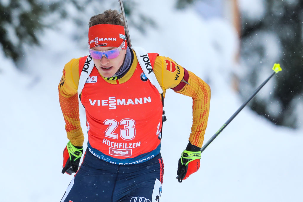 A Le Grand Bornand si inizia con la vittoria di Doll nella Sprint. Windisch e Hofer ancora nei dieci.