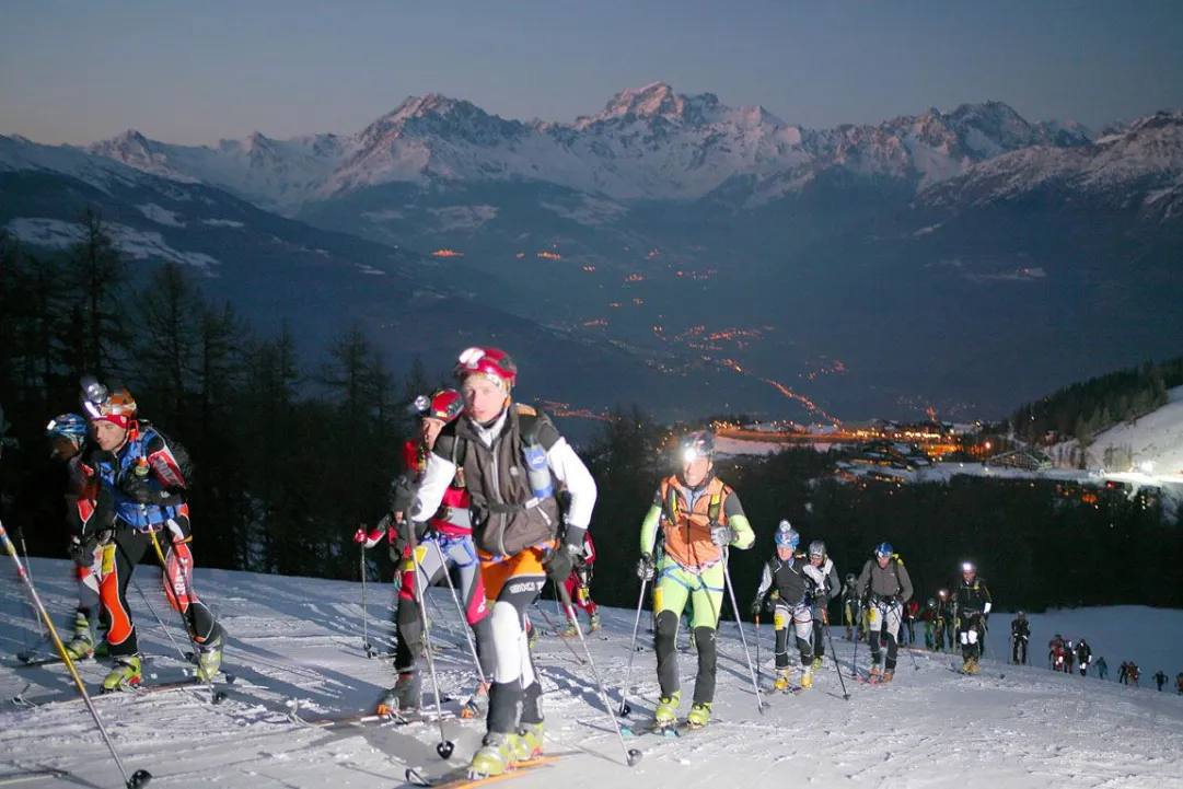 Pila SKYRACE 2008, un passaggio con dietro il paese