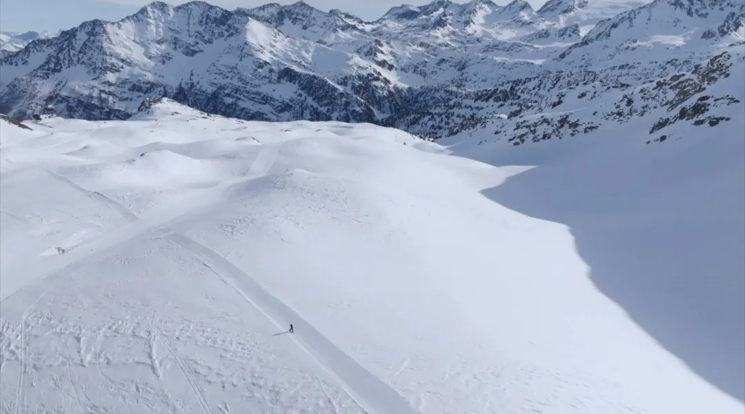 Dal freeride allo snowkite: le attività invernali a La Thuile, il lato wild del Monte Bianco