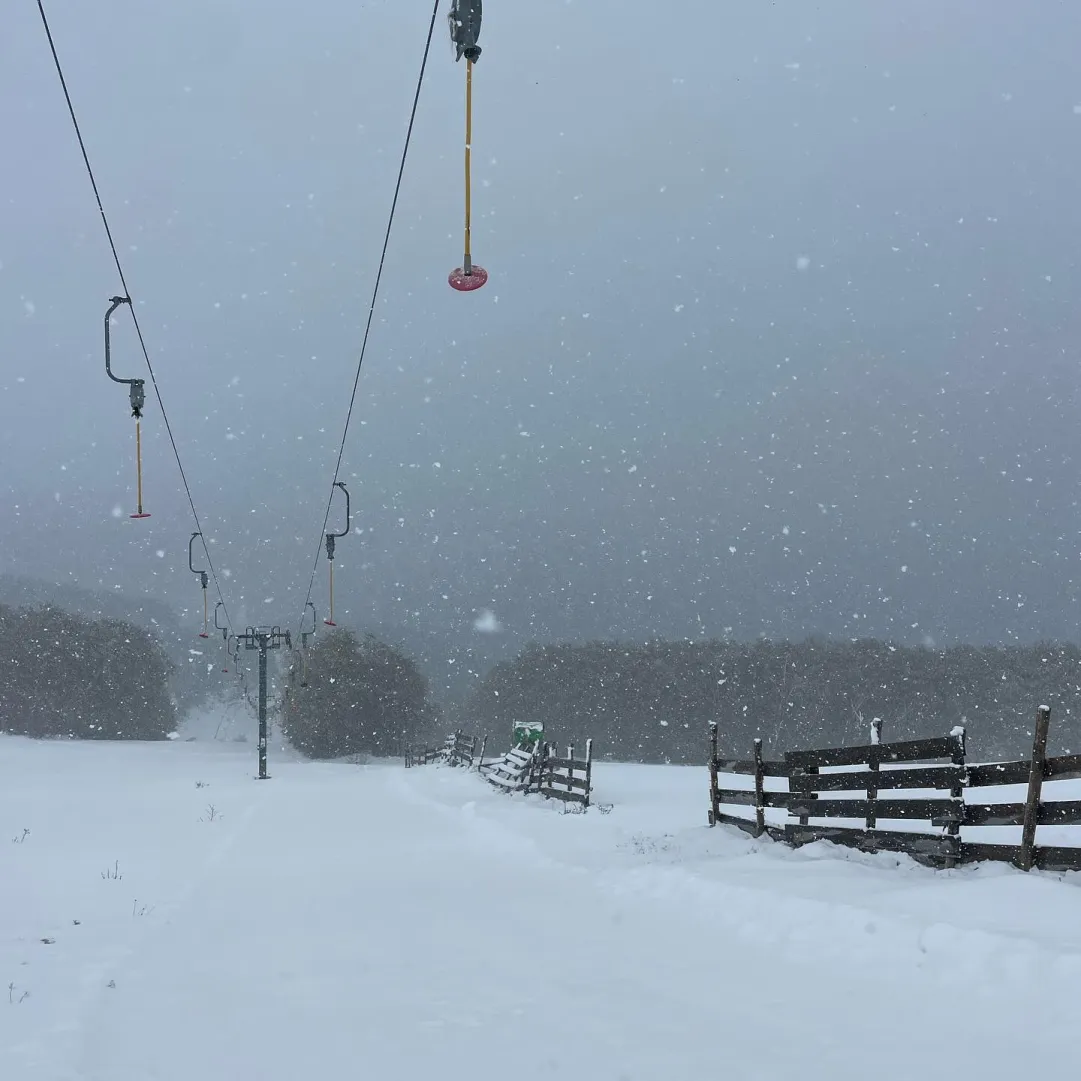 Nevica sui Monti Sibillini, Bolognola ski apre le piste