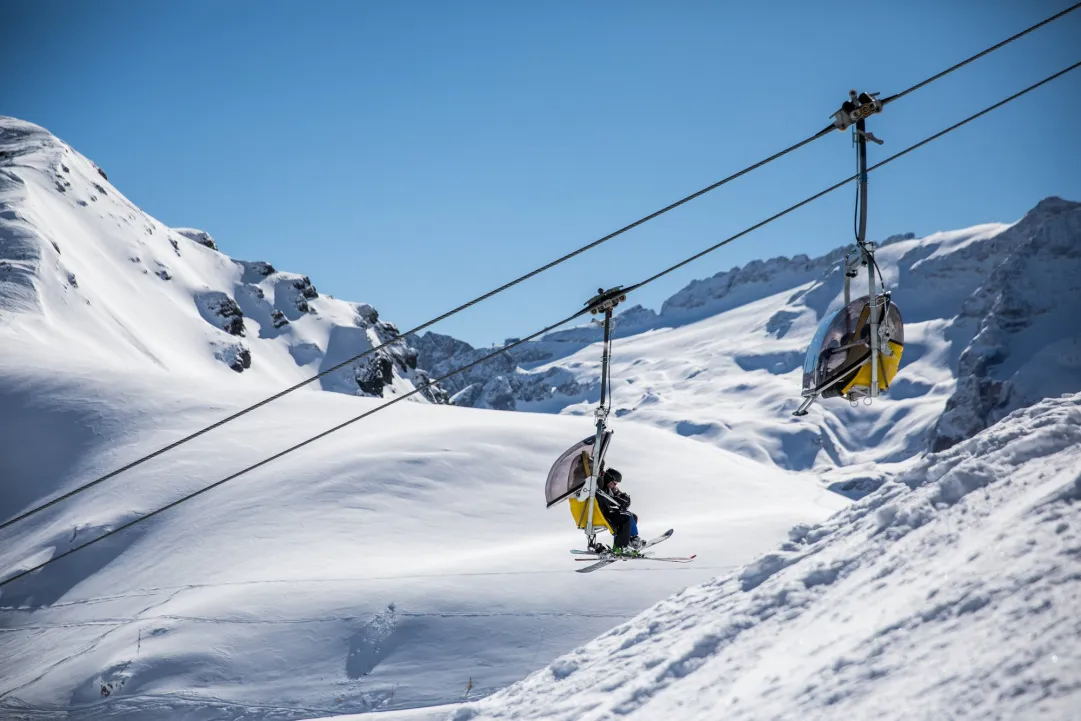 Bozza delle Regioni: tetto massimo di skipass giornalieri, funivie al 50% e seggiovie al 100%