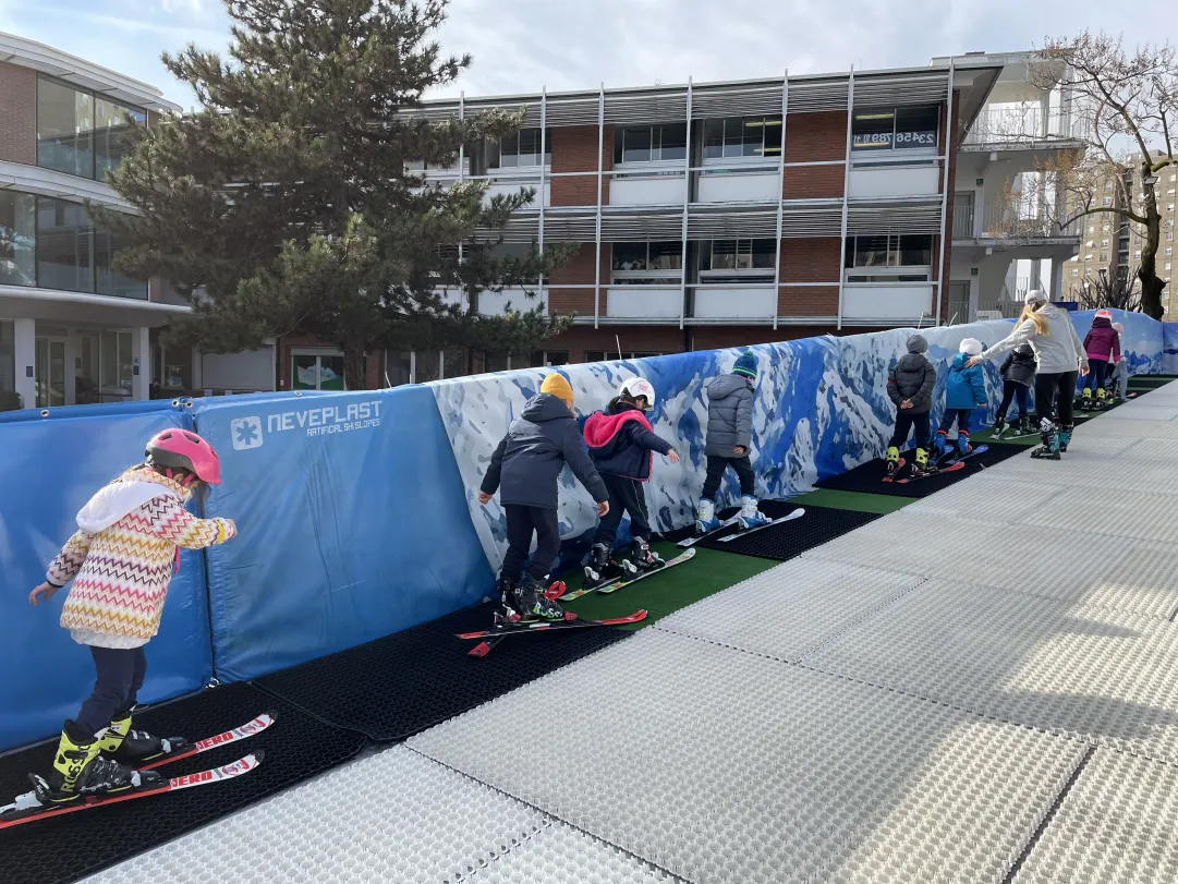 “Ski in City”. Alla BES di Milano si scia nel cortile della scuola sulla pista Neveplast