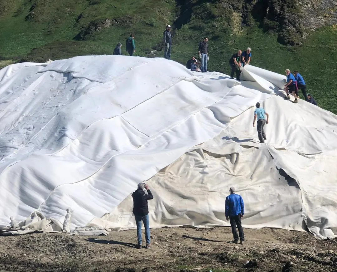 Riale, oltre 8000 metri cubi di neve stoccati con la tecnica dello snowfarming