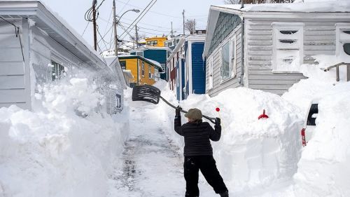 Bufera di neve a Toronto e negli Stati Uniti. Chiuse le scuole e i centri vaccinali