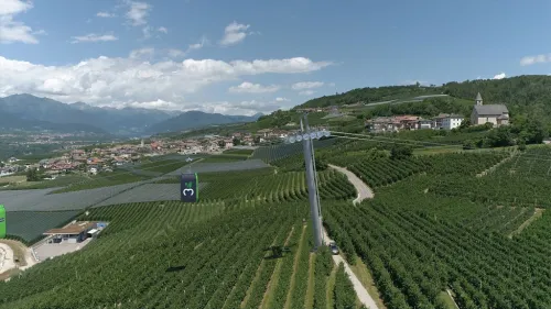 Val di Non, una funivia per il trasporto delle mele