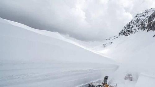  Muri di neve alti 21 metri. Si lavora sui Passi alpini