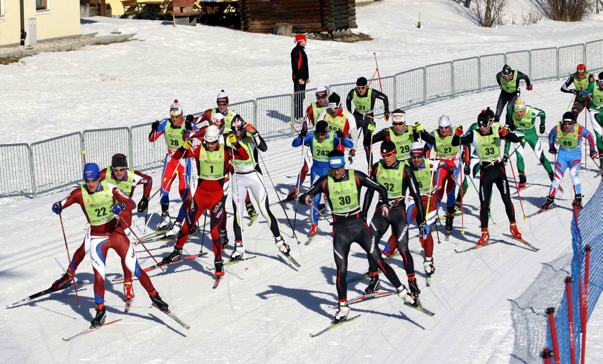 Il gruppo compatto entra nelle Nordic Arena di Dobbiaco. 
05.02.2011, Photo: COMetaPRess/Brena/Canon