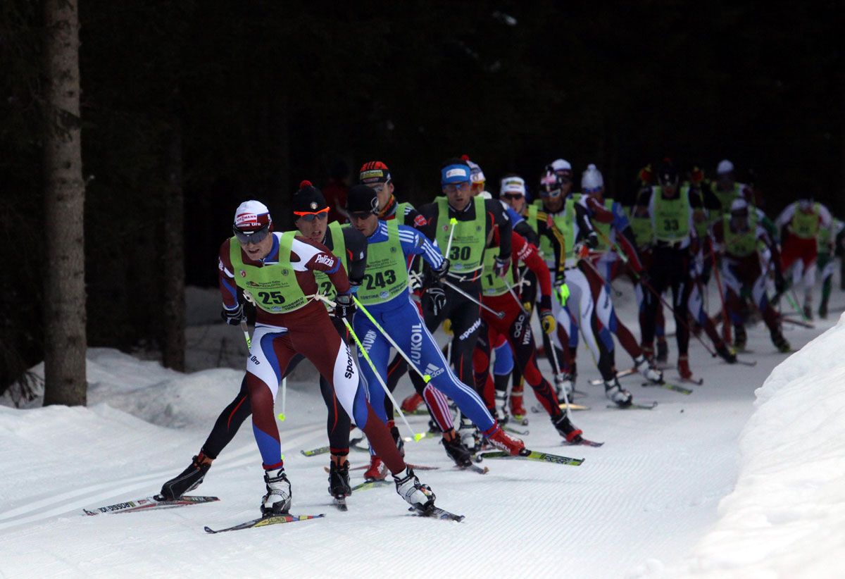 Il poliziotto Dietmar Noeckler detta il ritmo in testa al gruppo dei fuggitivi, poco prima del passo di Cimabanche.
05.02.2011, Photo: COMetaPRess/Brena/Canon