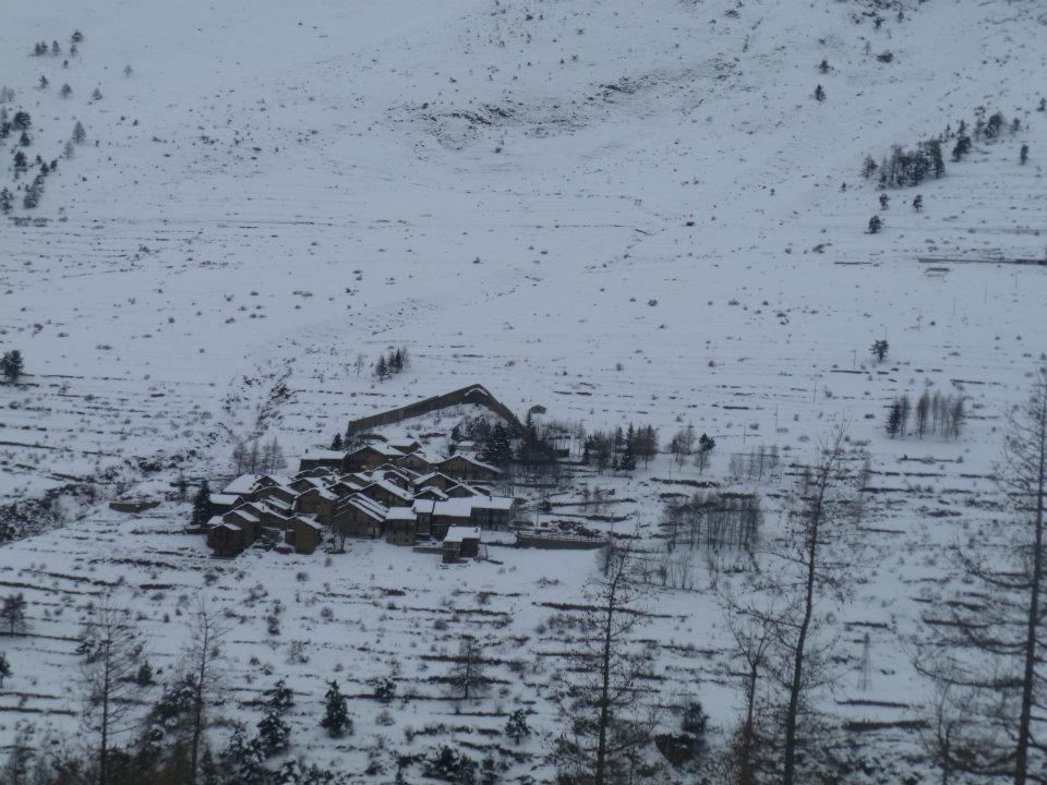 Paesino di Grand Puy con il suo Paravalanghe nel Parco Orsiera Rocciavrè