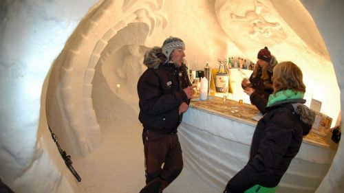 Bar ghiacciato dell'Iglu-Dorf, villaggio igloo tra le Alpi Svizzere