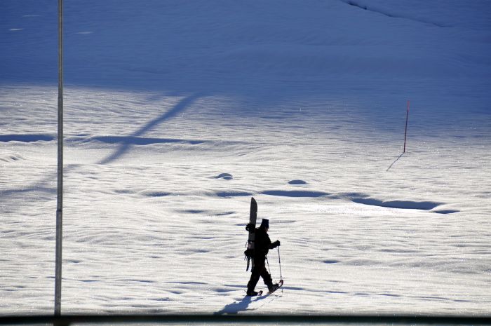 Passato il maltempo la prima giornata di sole ha regalato a Sestriere un’immagine da cartolina. Cielo terso e paesaggio tipicamente invernale hanno messo a tutti la voglia di sciare con i primi temerari che si sono avventurati, calzando le ciaspole e con lo snowboard a tracolla, per la prima discesa stagionale.