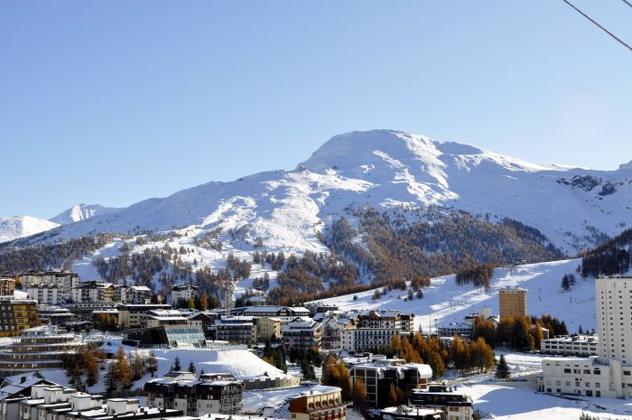 Passato il maltempo la prima giornata di sole ha regalato a Sestriere un’immagine da cartolina. Cielo terso e paesaggio tipicamente invernale hanno messo a tutti la voglia di sciare con i primi temerari che si sono avventurati, calzando le ciaspole e con lo snowboard a tracolla, per la prima discesa stagionale.