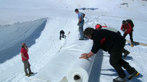 Arriva l'estate, il ghiacciaio Presena si veste dei teli geotessili