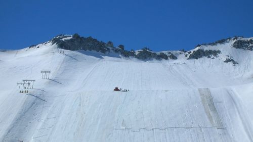 Il 13 settembre il Ghiacciaio Presena toglie l'abito estivo e si prepara per l'inverno.