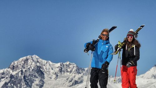 Turisti e sciatori a Pila