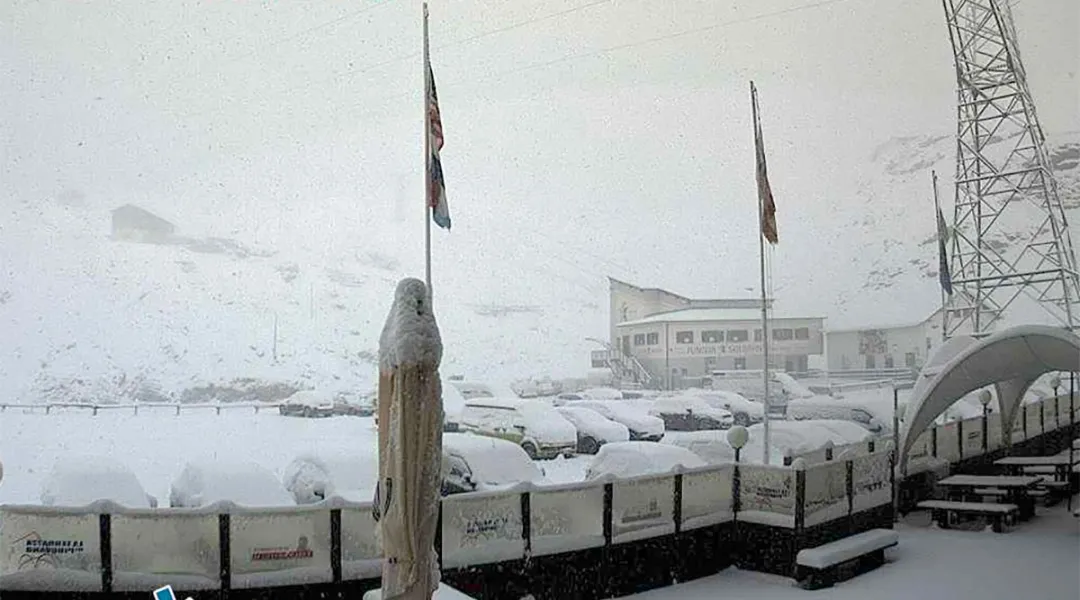 Prima neve autunnale al Passo dello Stelvio e al Presena. Ma la quota neve scenderà nei prossimi giorni.