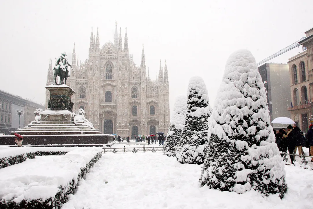 Prime nevicate a Milano   Piazza duomo