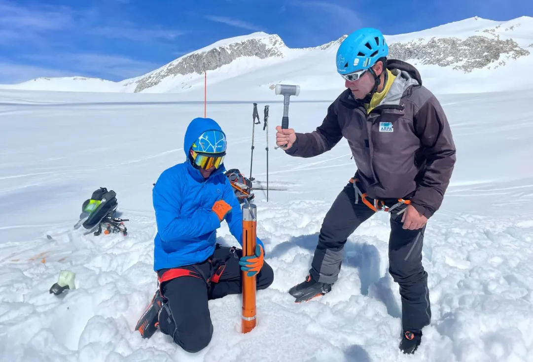 Parecchi metri di neve sui ghiacciai alpini, Arpa Lombardia presenta risultati migliori da decenni