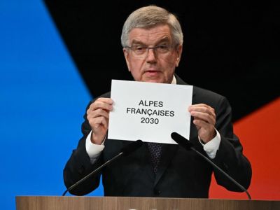 Video Olimpiadi invernali 2030 assegnate alle Alpi francesi: lannuncio di Thomas Bach, presidente del Cio