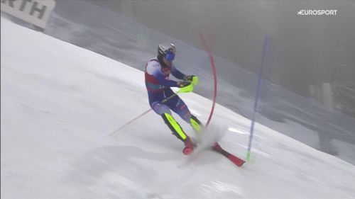 Alex Vinatzer, lo slalom di Levi è amaro: fuori in 1ª manche per un'inforcata, il video