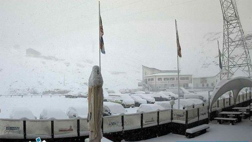 Prima neve autunnale al Passo dello Stelvio e al Presena. Ma la quota neve scenderà nei prossimi giorni.