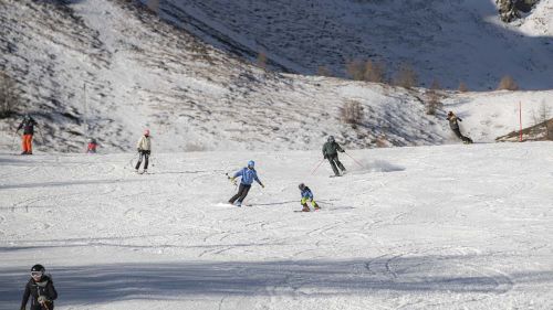 Sciatori a Ponte di Legno Tonale per apertura della stagione