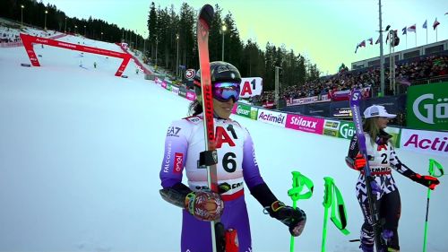 Tutta la gioia di Federica Brignone alla premiazione del gigante di Semmering