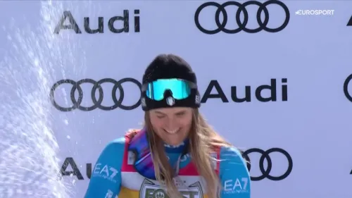 Bagno di festa per Laura Pirovano, la premiazione e linno dopo la seconda vittoria nella discesa di casa