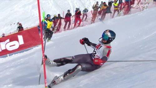 Marcel Hirscher va a terra nello slalom di Gurgl sbalzato dal tracciato, il video