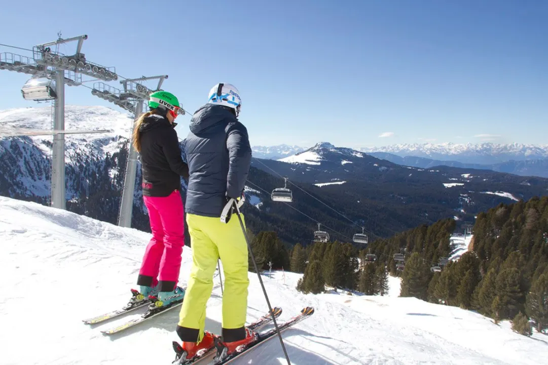 Sciatori in vacanza a obereggen ski center latemar