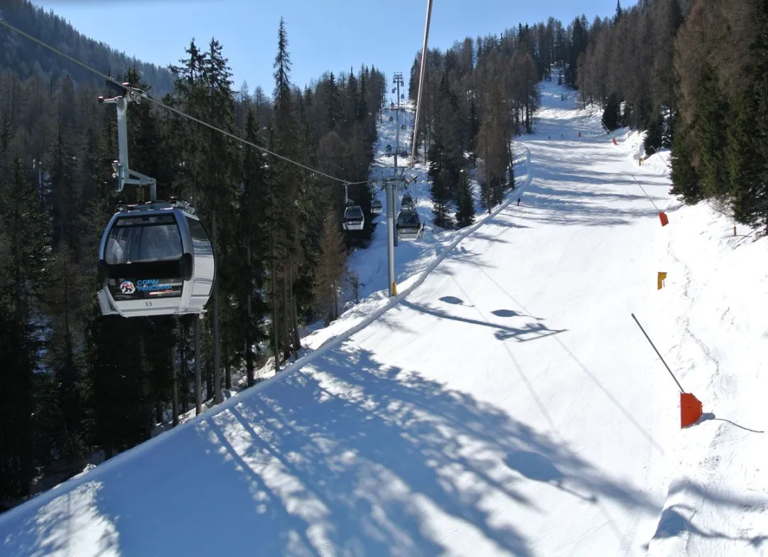 cabinovia marilleva 1400 sulla pista mastellina