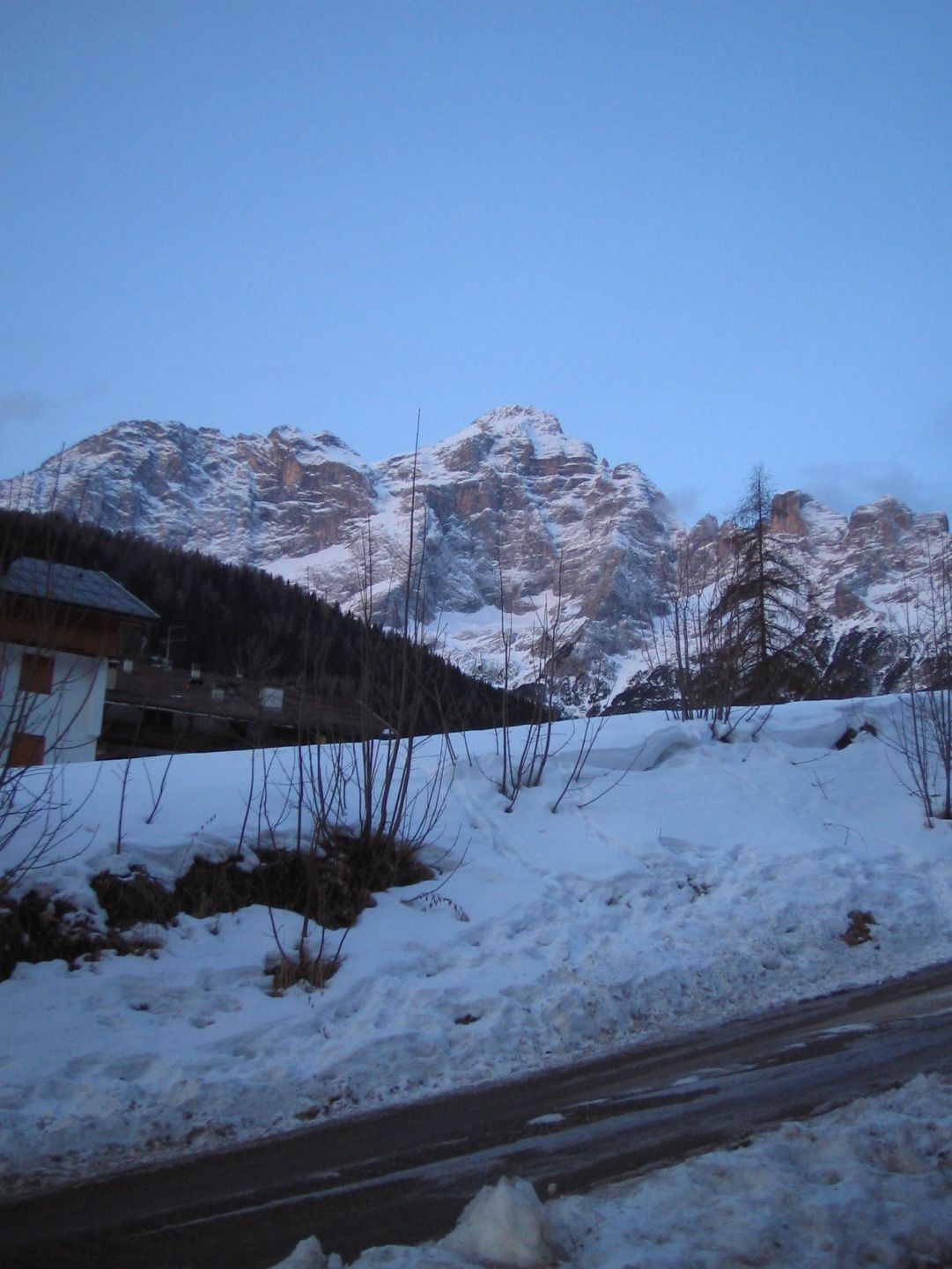 partenza per le piste alla mattina dopo un'abbondante colazione con torte e marmellate, che bellezza!Le case di Zoldo, in Trentino