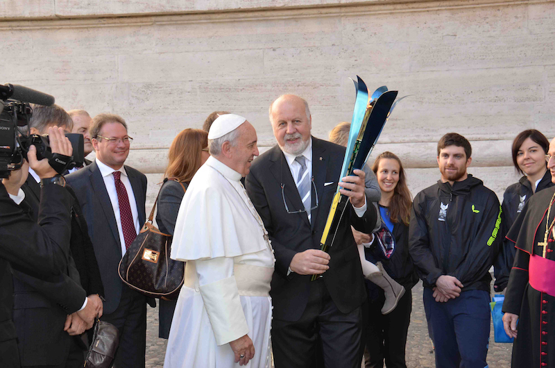 Papa Francesco ha acceso a Roma la fiaccola dell'Universiade Trentino 2013