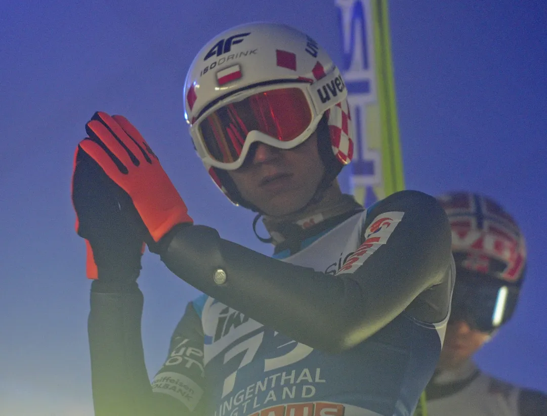 Kamil Stoch vince, Noriaki Kasai scrive la storia, Morgenstern cade