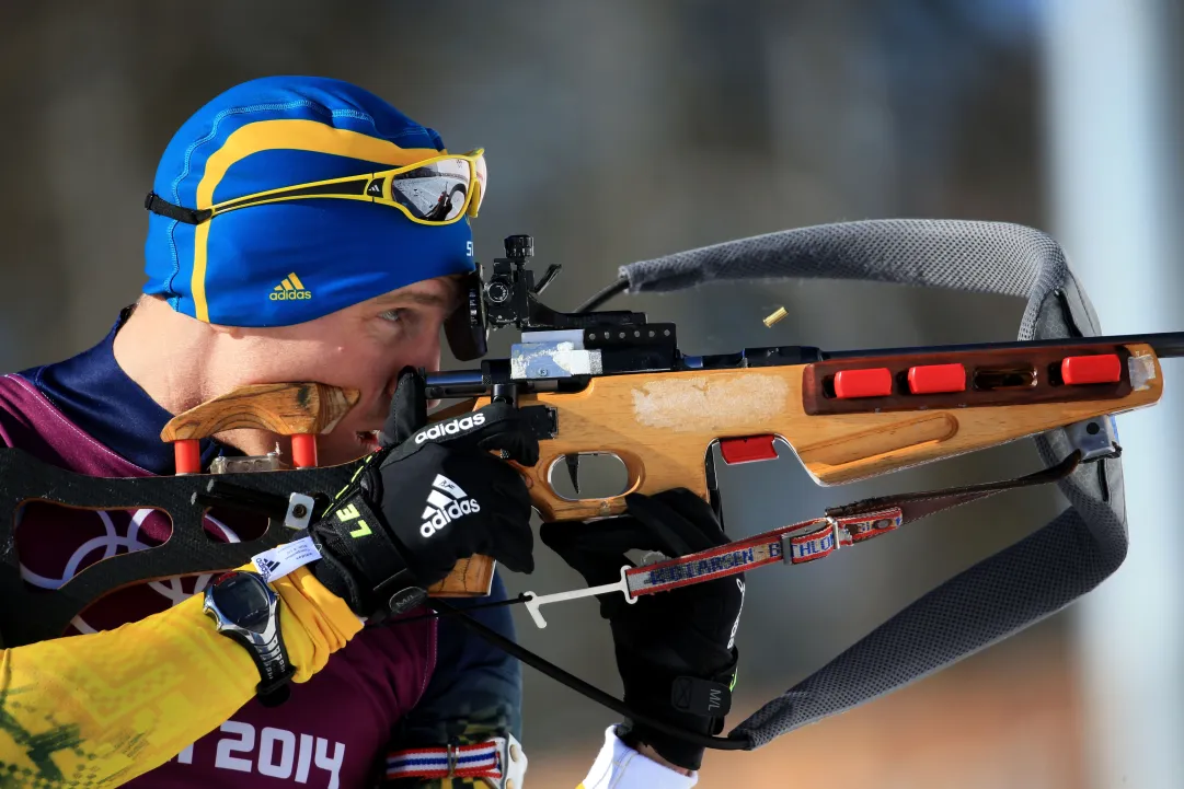 Björn Ferry trova la sua 'grandiosa gara'. Vince a sorpresa la sprint di Pokljuka