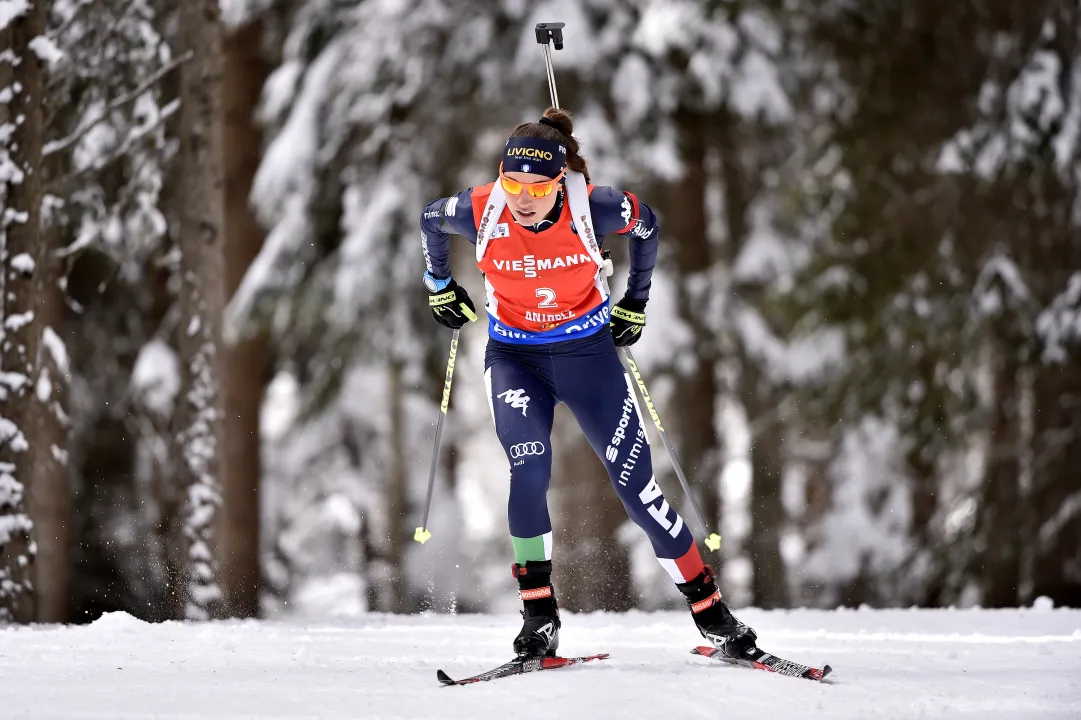 L'Italia femminile cerca la prima vittoria sulle nevi di Anterselva, mentre infuria la lotta per la Sfera di cristallo