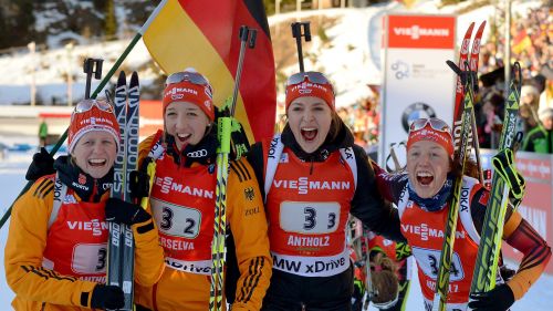 La Germania doma la tempesta di vento e vince la staffetta femminile di Anterselva