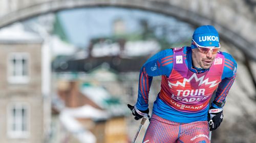 La lepre Sergey Ustyugov resiste agli inseguitori. Sua la 15 km inseguimento di Quebec City